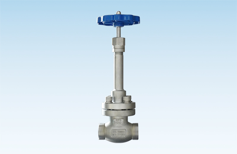 How does an LNG dispenser measure fuel accurately?