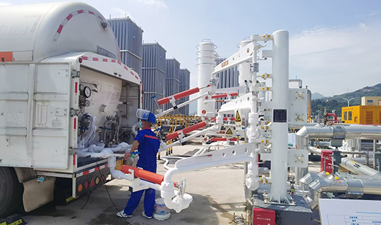 How do LNG dispensers support remote monitoring?